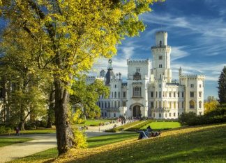 Ghé thăm lâu đài trắng Hluboka nổi tiếng trong tour du lịch Czech Ghé thăm lâu đài trắng Hluboka nổi tiếng trong tour du lịch Czech